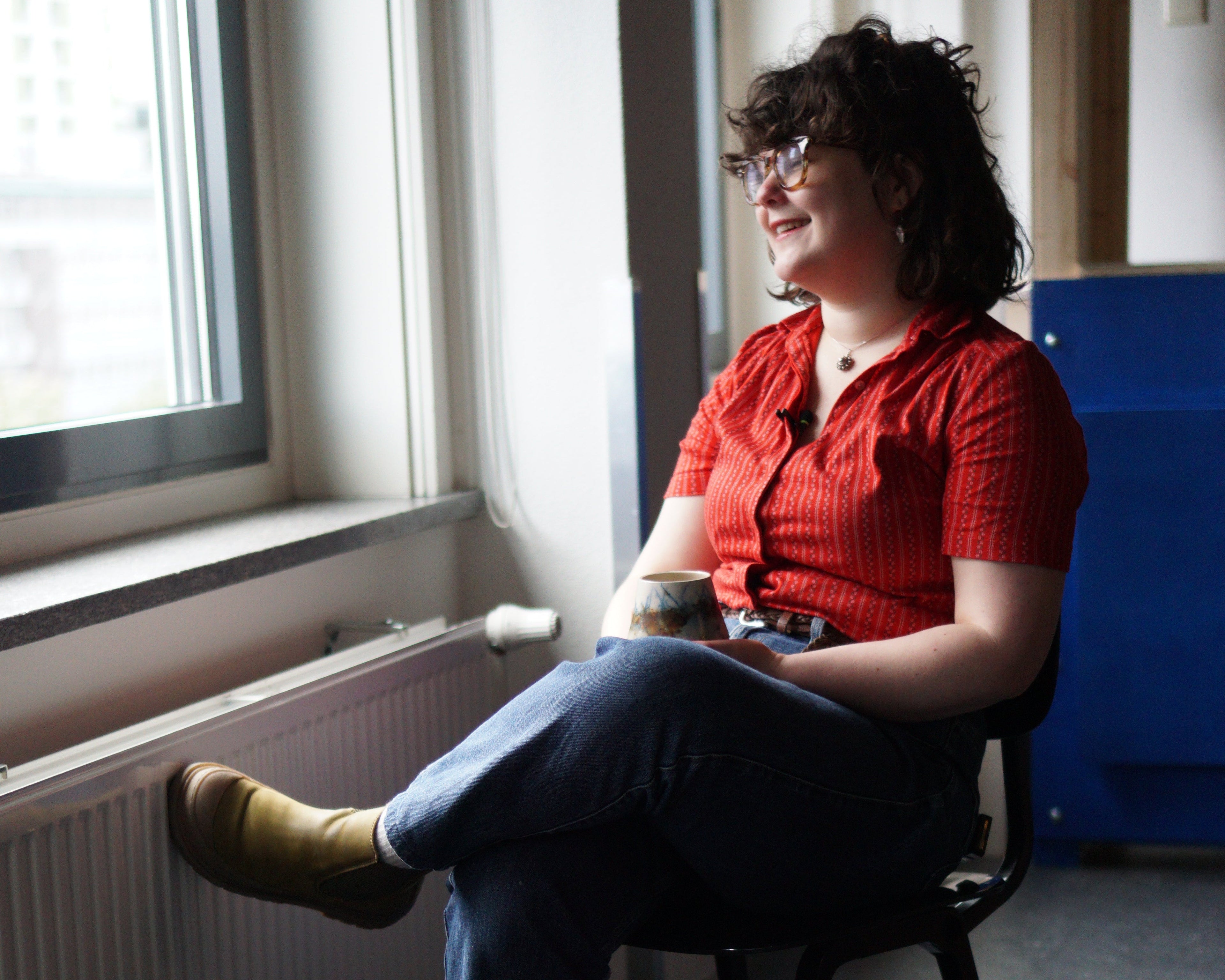 Jasmijn Vermue creates ceramic cups using the centuries-old art of saggar firing