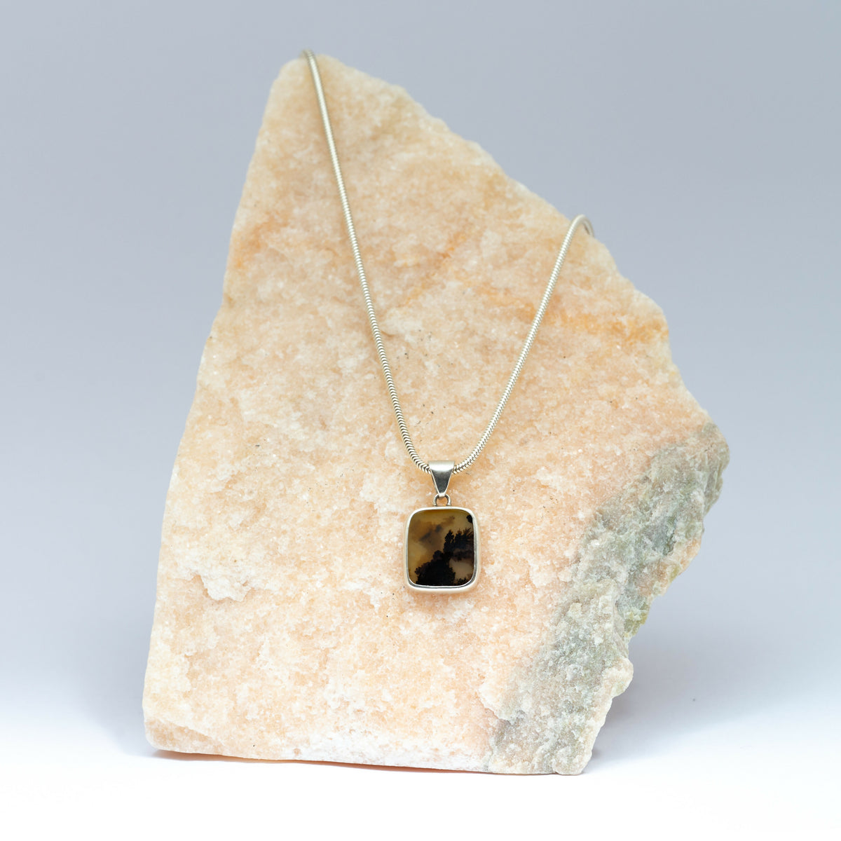Pendant with dendritic agate