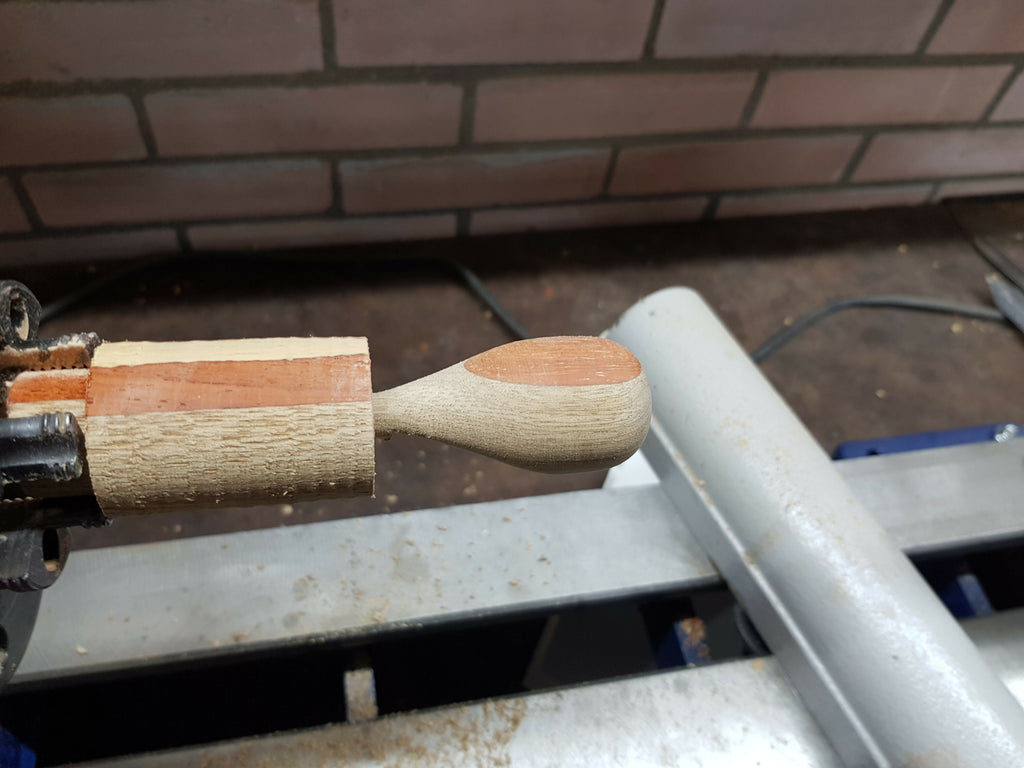 Handgemaakt vogelbadje van hout met 3 vogeltjes