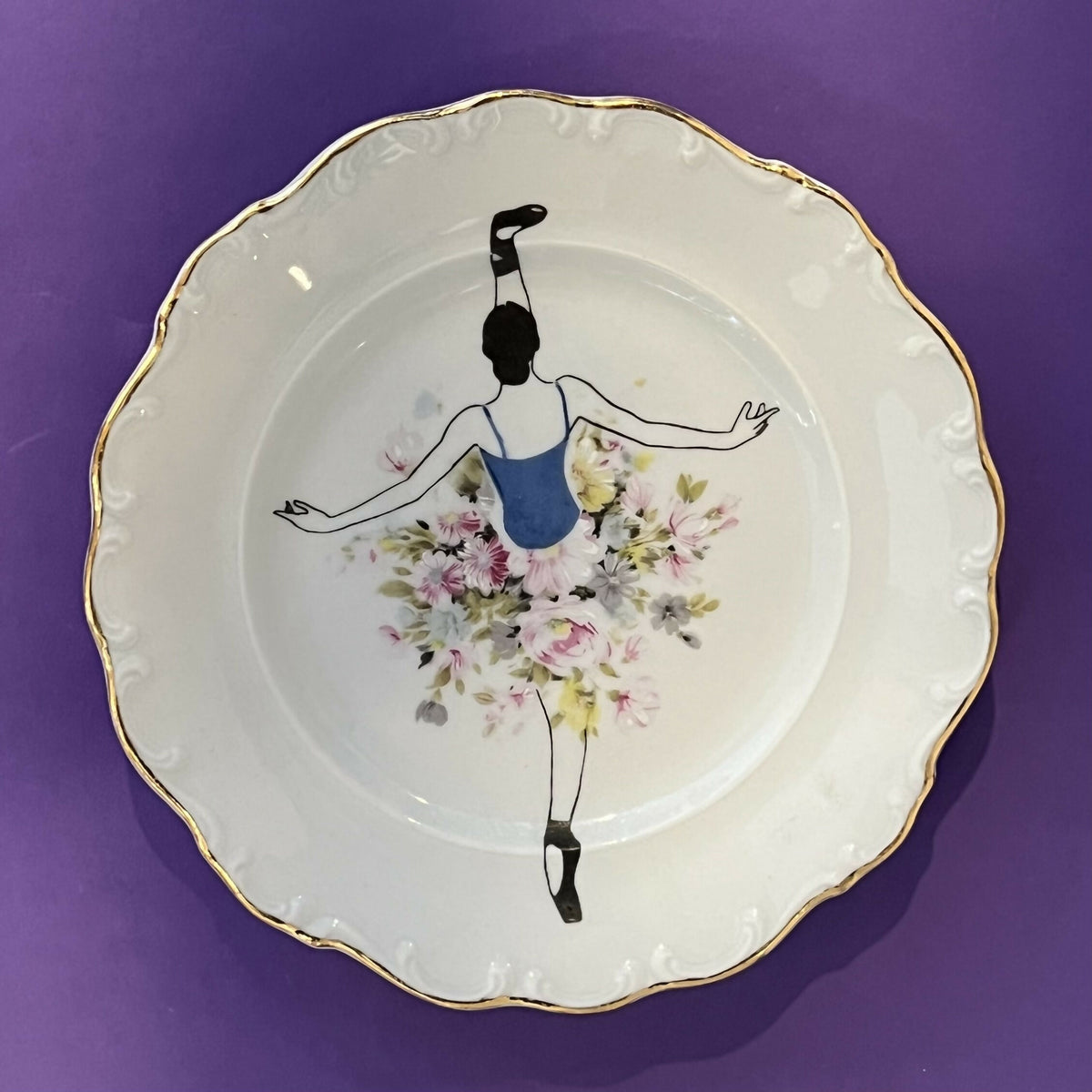 Ballerina Sophie – bloemen-gebaksbordje met gezeefdrukte ballerina van VlechtwerkDelft