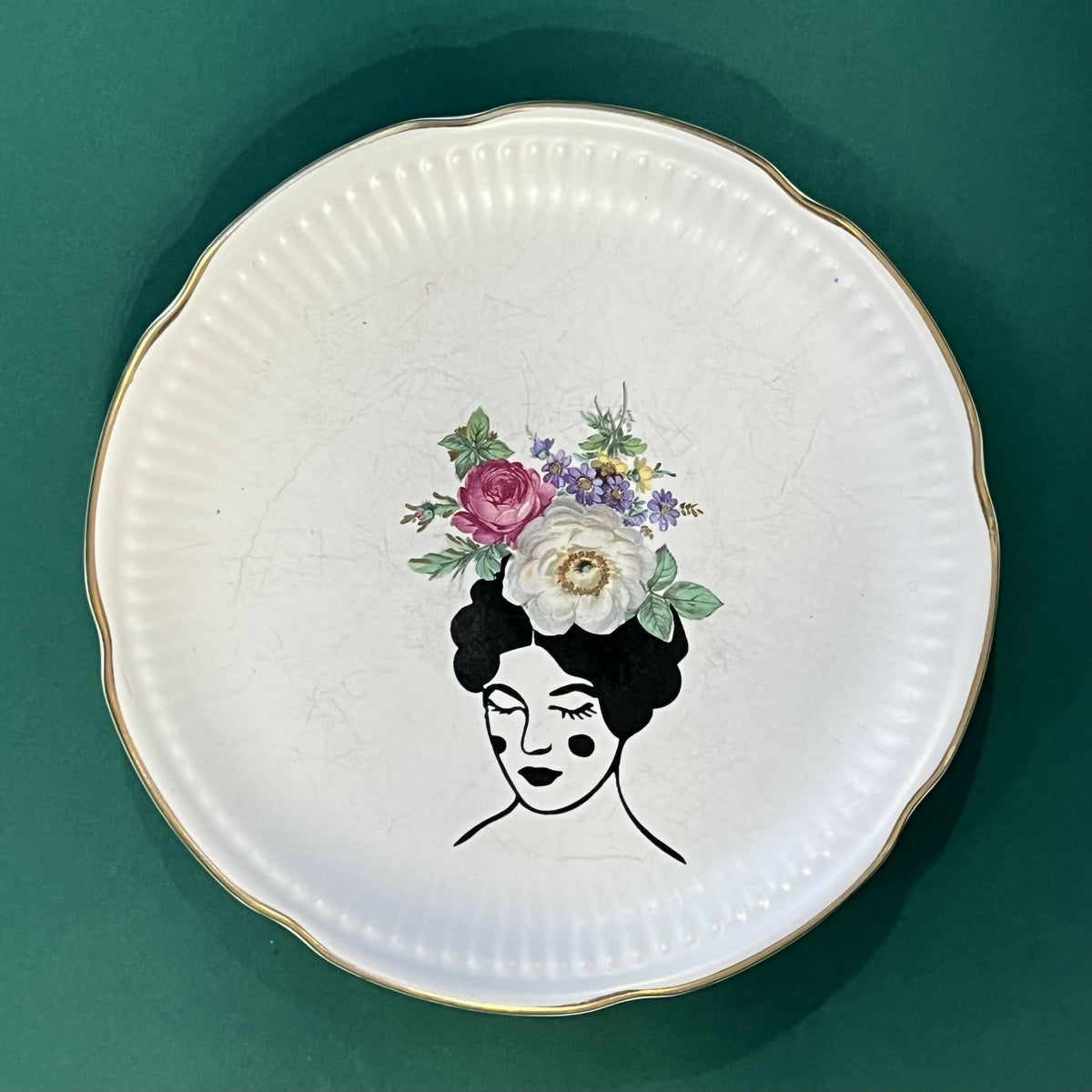 Valerie – bloemen-gebaksbordje met gezeefdrukte illustratie van VlechtwerkDelft