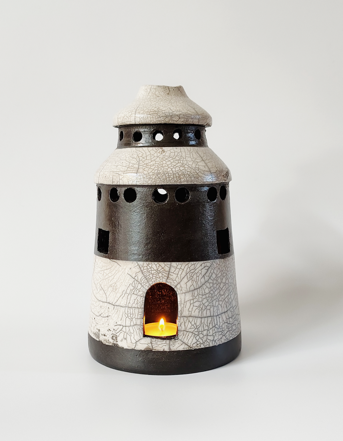 Raku-vuurtoren, lantaarn van Sabrina keramiek