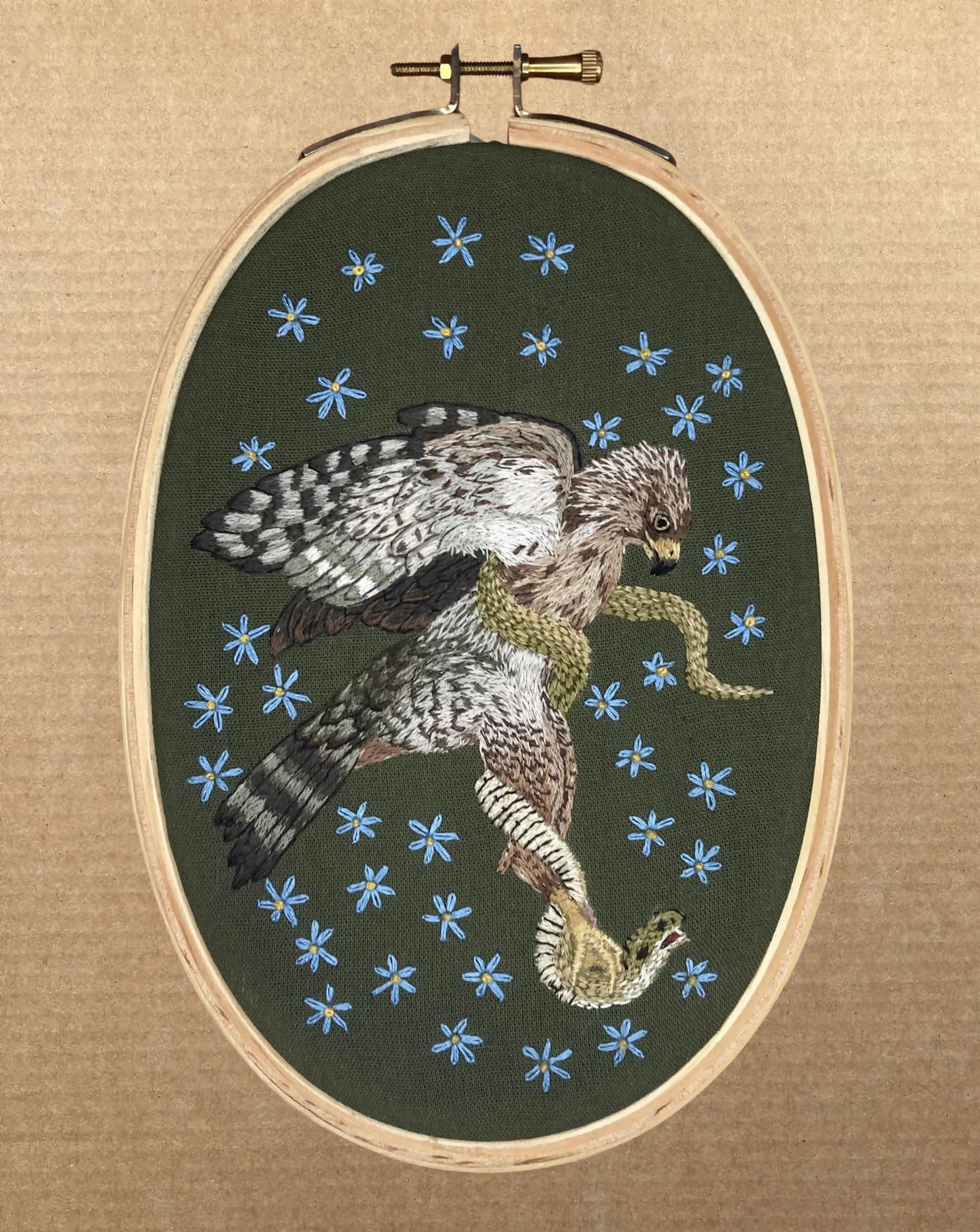 Buizerd vecht met slang-borduurwerk