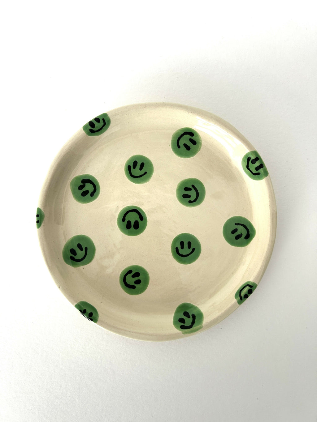 Handgemaakt keramieken bord met smileys in verschillende kleurvariaties