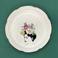 Josephine – bloemen-gebaksbordje met gezeefdrukte illustratie van VlechtwerkDelft