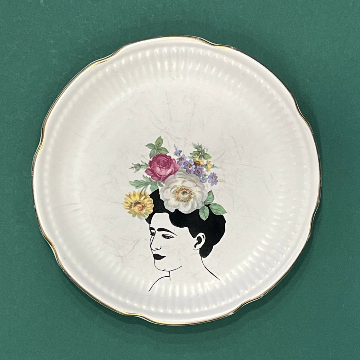 Josephine – bloemen-gebaksbordje met gezeefdrukte illustratie van VlechtwerkDelft