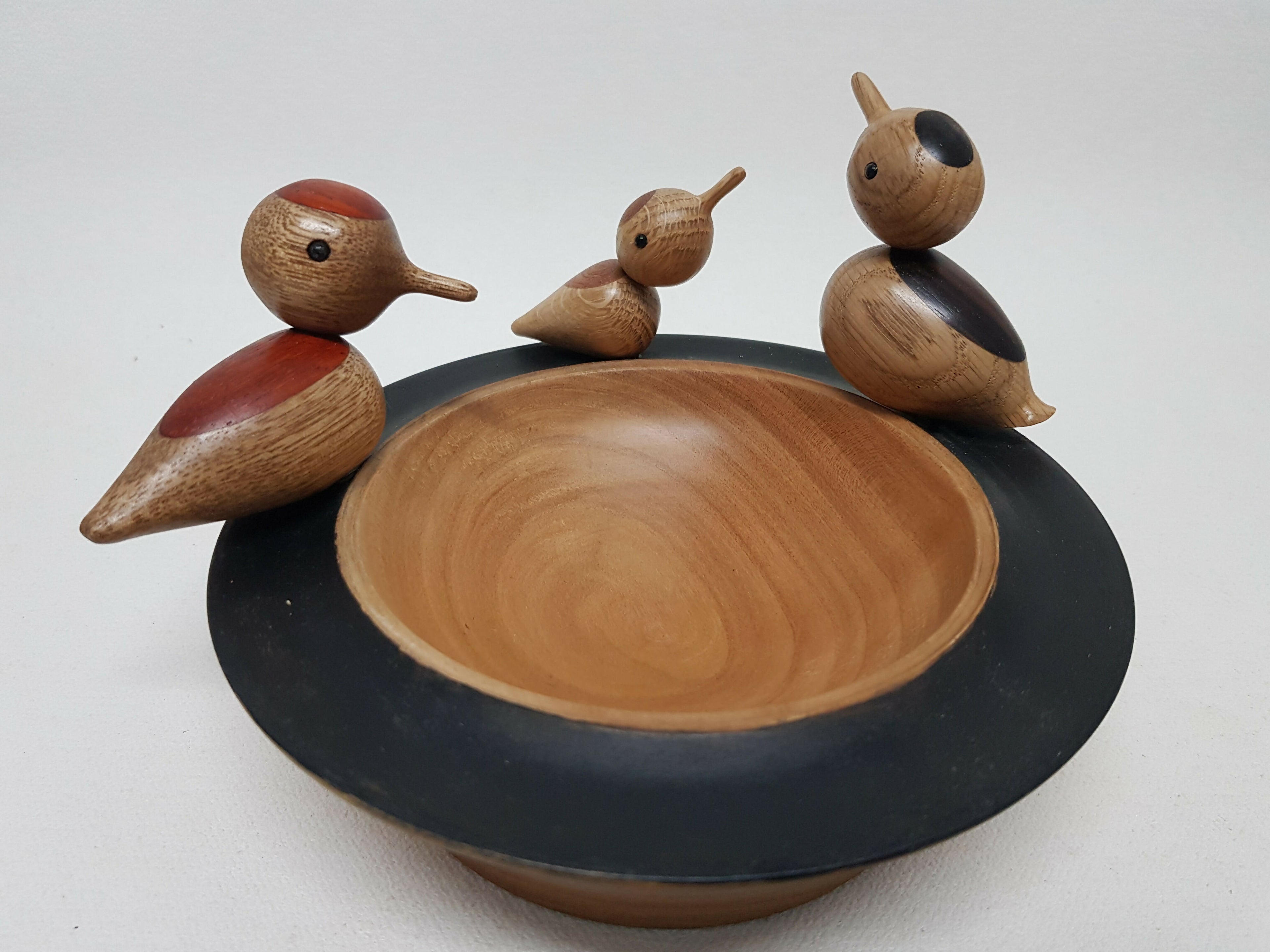 Handgemaakt vogelbadje van hout met 3 vogeltjes