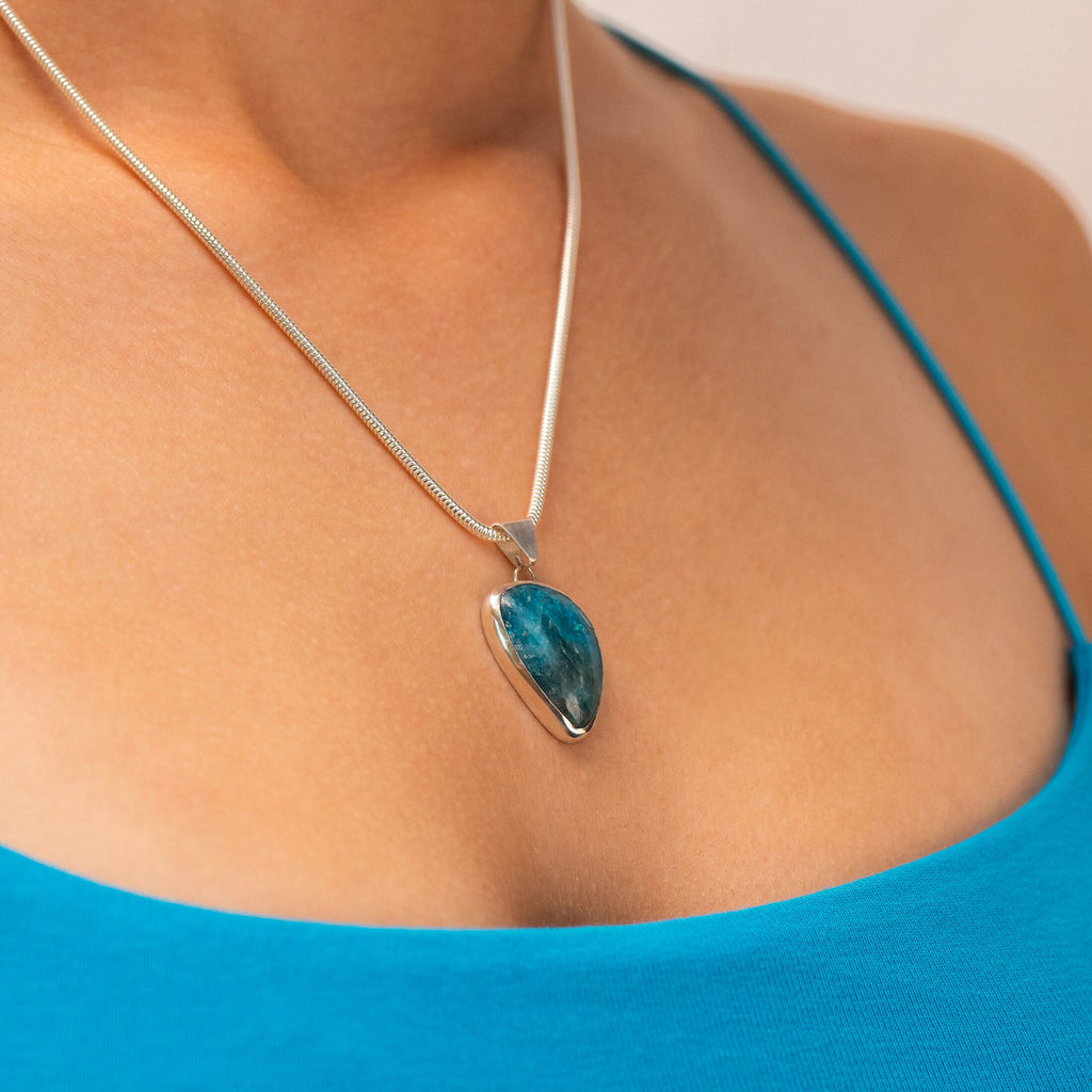 Pendant with apatite