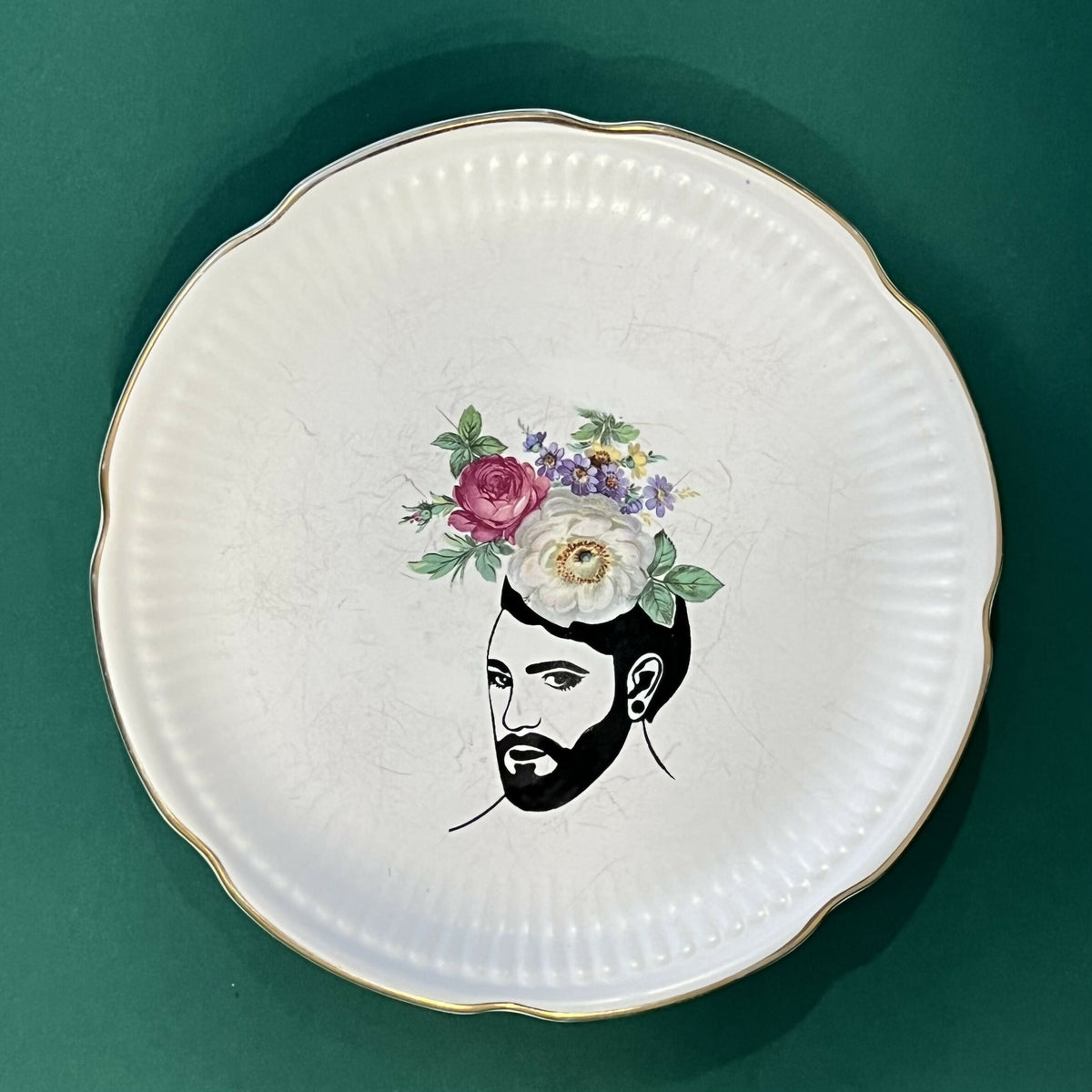 Paolo – bloemen-gebaksbordje met gezeefdrukte illustratie van VlechtwerkDelft