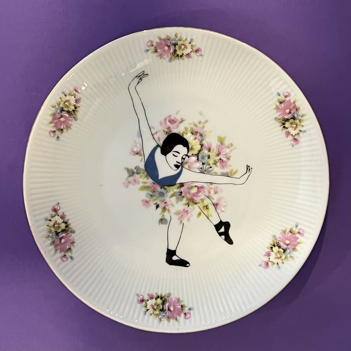 Ballerina Odette – flower cake plate with screen printed ballerina by VlechtwerkDelft