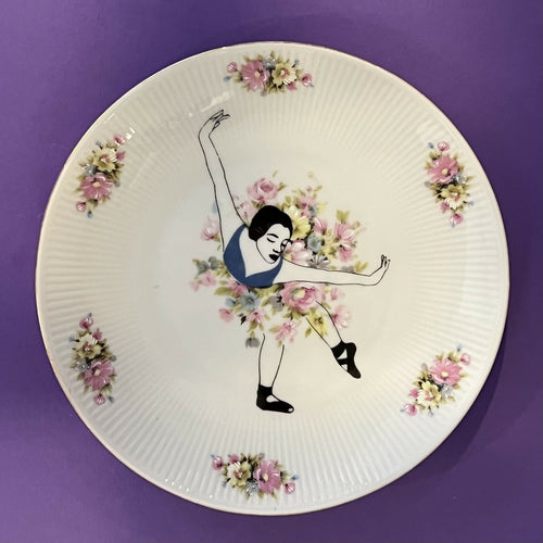 Ballerina Odette – bloemen-gebaksbordje met gezeefdrukte ballerina van VlechtwerkDelft