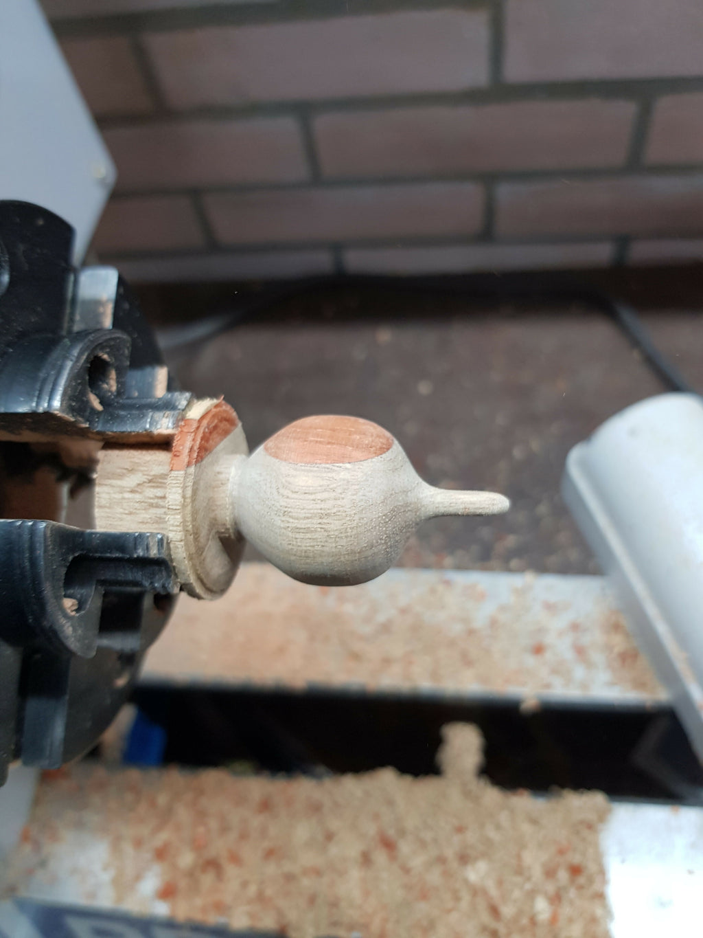 Handgemaakt vogelbadje van hout met 3 vogeltjes