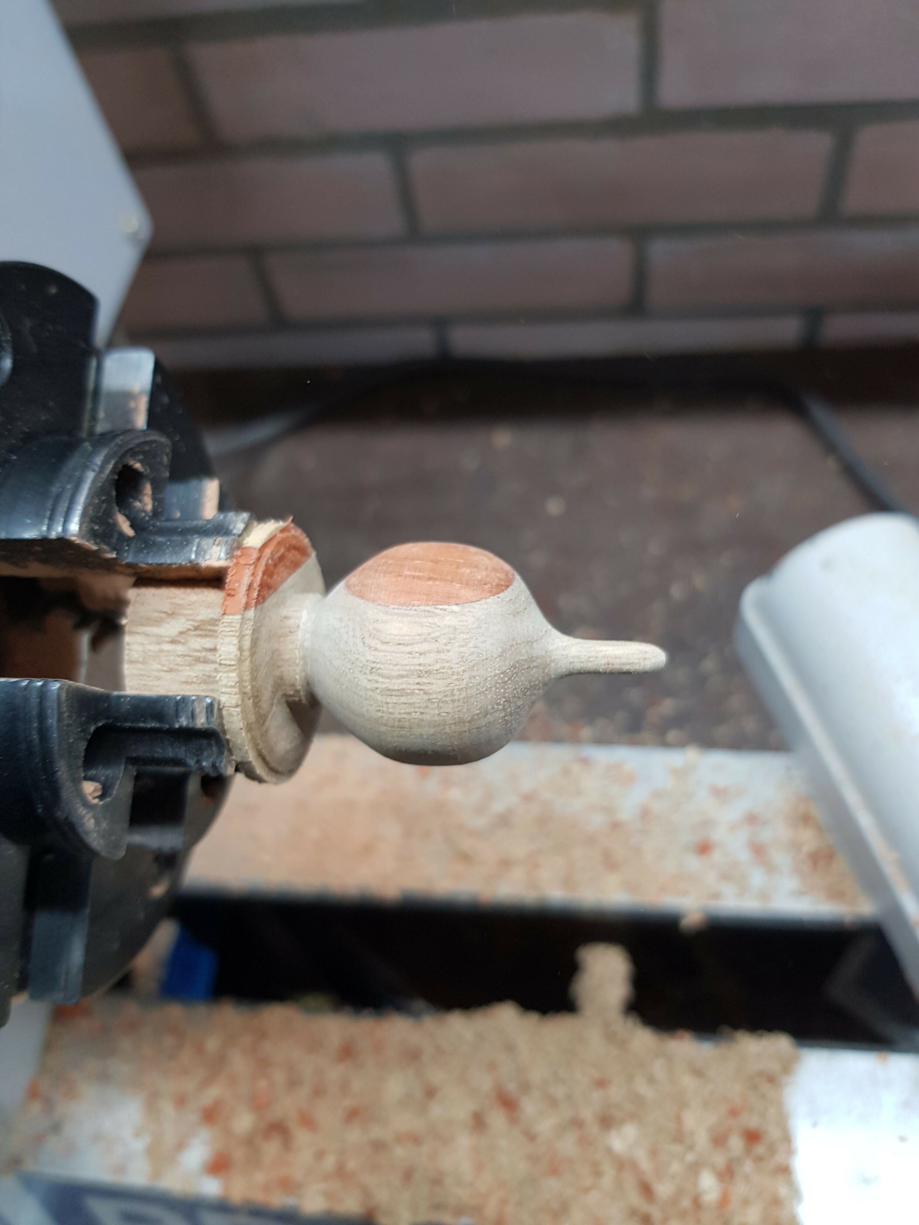 Handgemaakt vogelbadje van hout met 3 vogeltjes