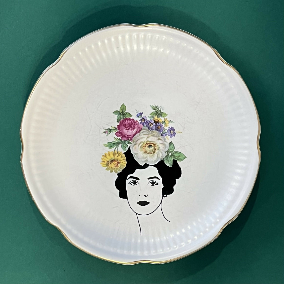 Flora – bloemen-gebaksbordje met gezeefdrukte illustratie van VlechtwerkDelft
