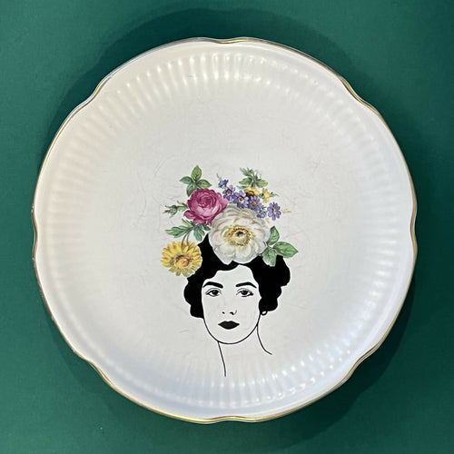 Flora – flower cake plate with screen printed illustration by VlechtwerkDelft