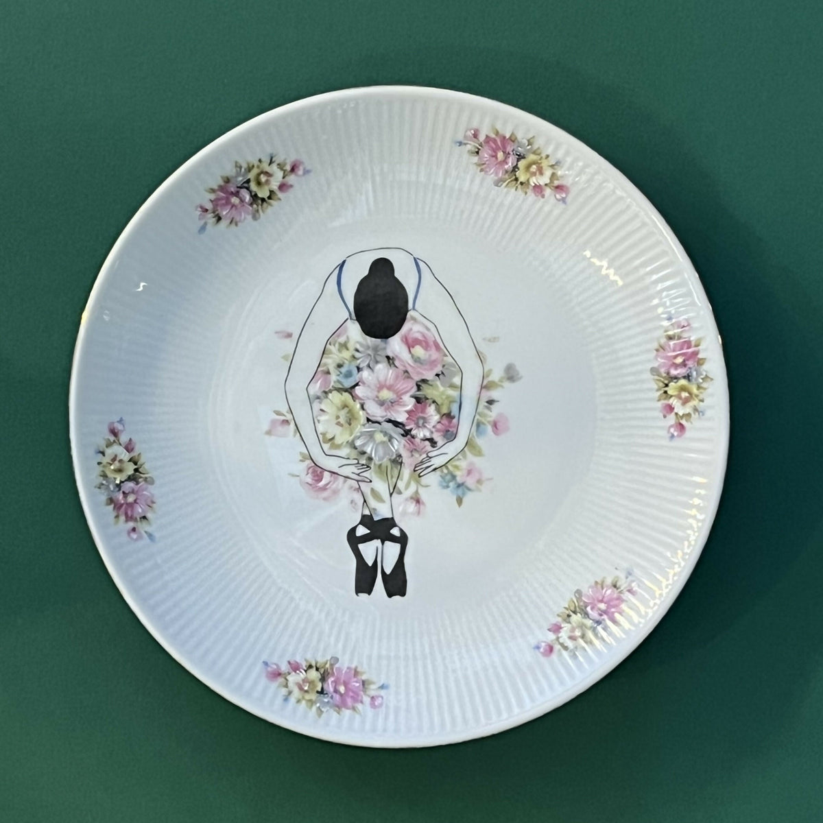 Ballerina Fleur – bloemen-gebaksbordje met gezeefdrukte ballerina van VlechtwerkDelft