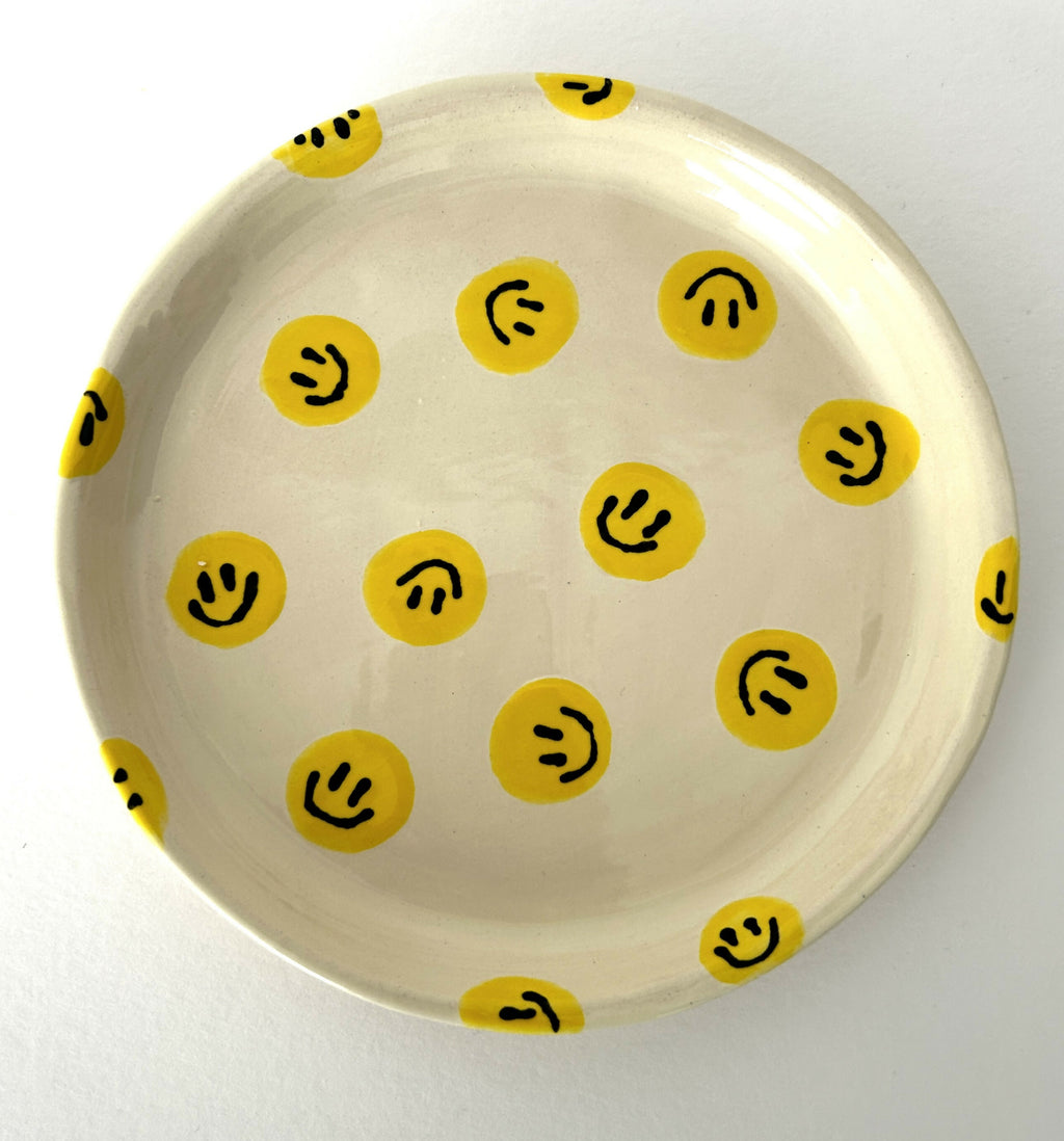 Handgemaakt keramieken bord met smileys in verschillende kleurvariaties