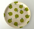 Handgemaakt keramisch bord met groene appels