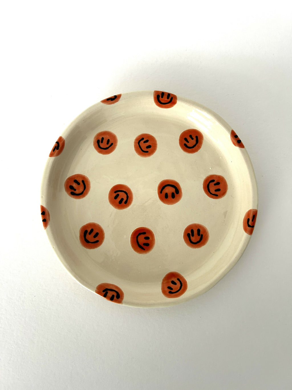 Handgemaakt keramieken bord met smileys in verschillende kleurvariaties