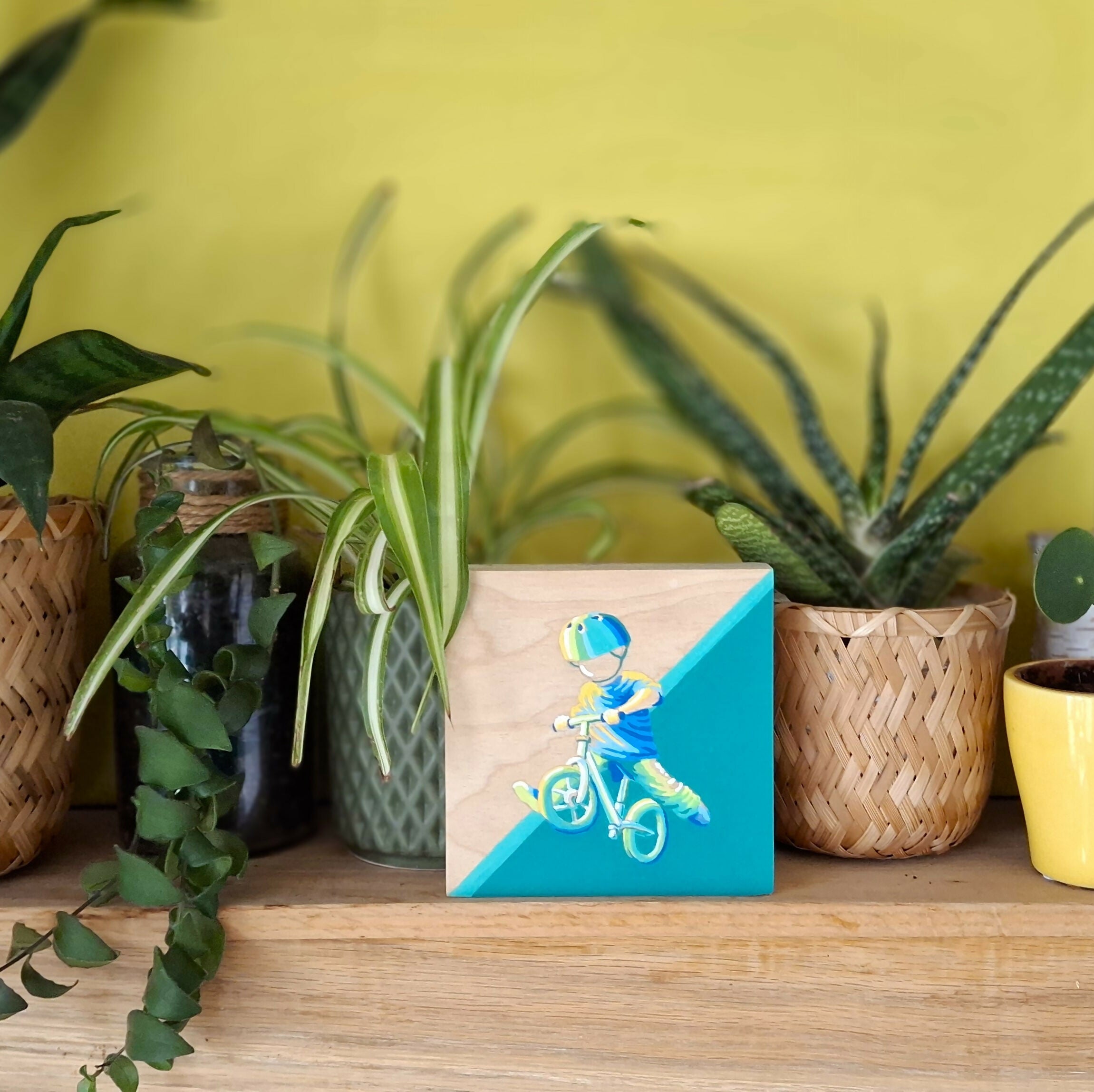 Schilderij van kind spelend op fiets