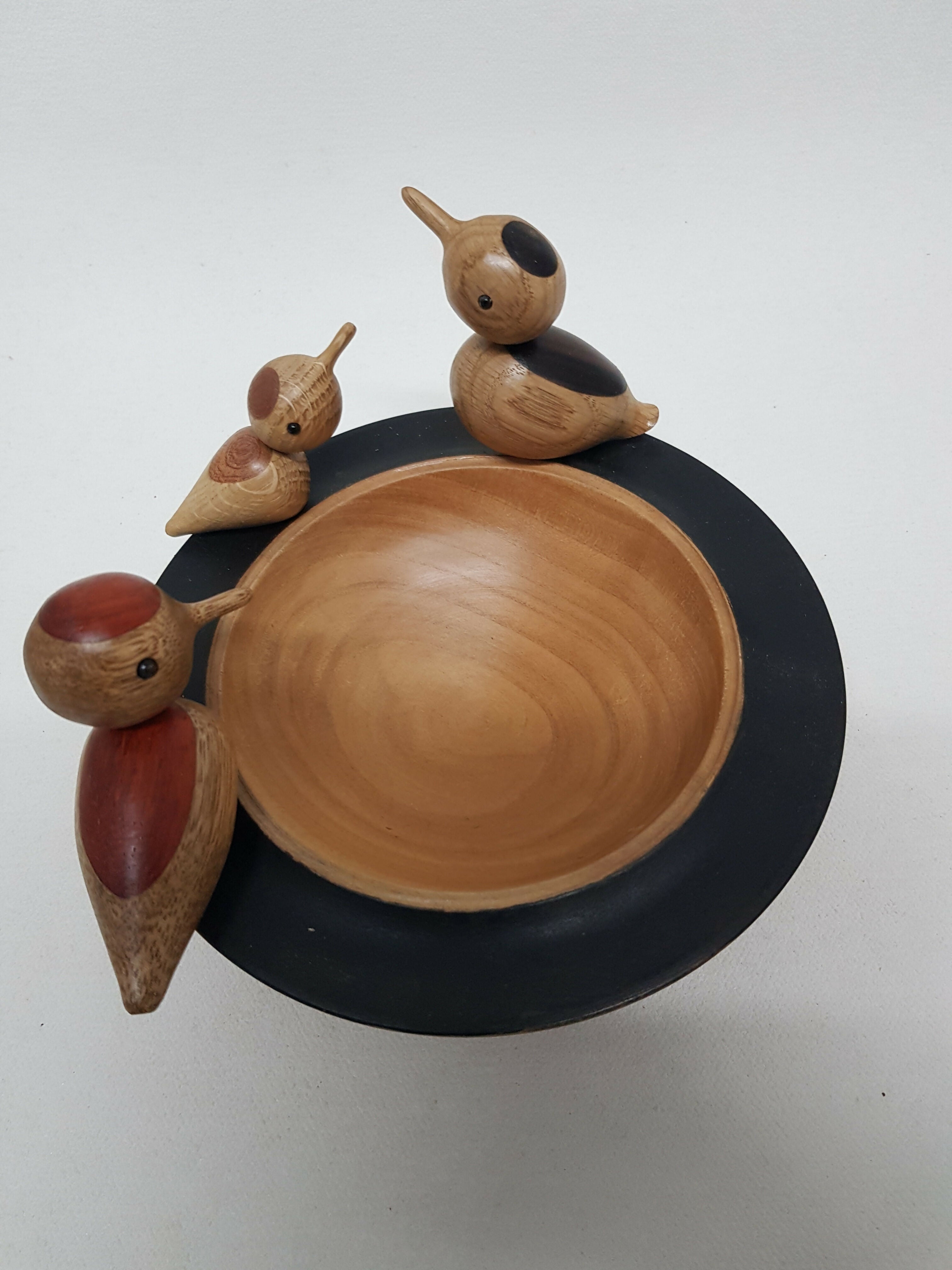 Handgemaakt vogelbadje van hout met 3 vogeltjes