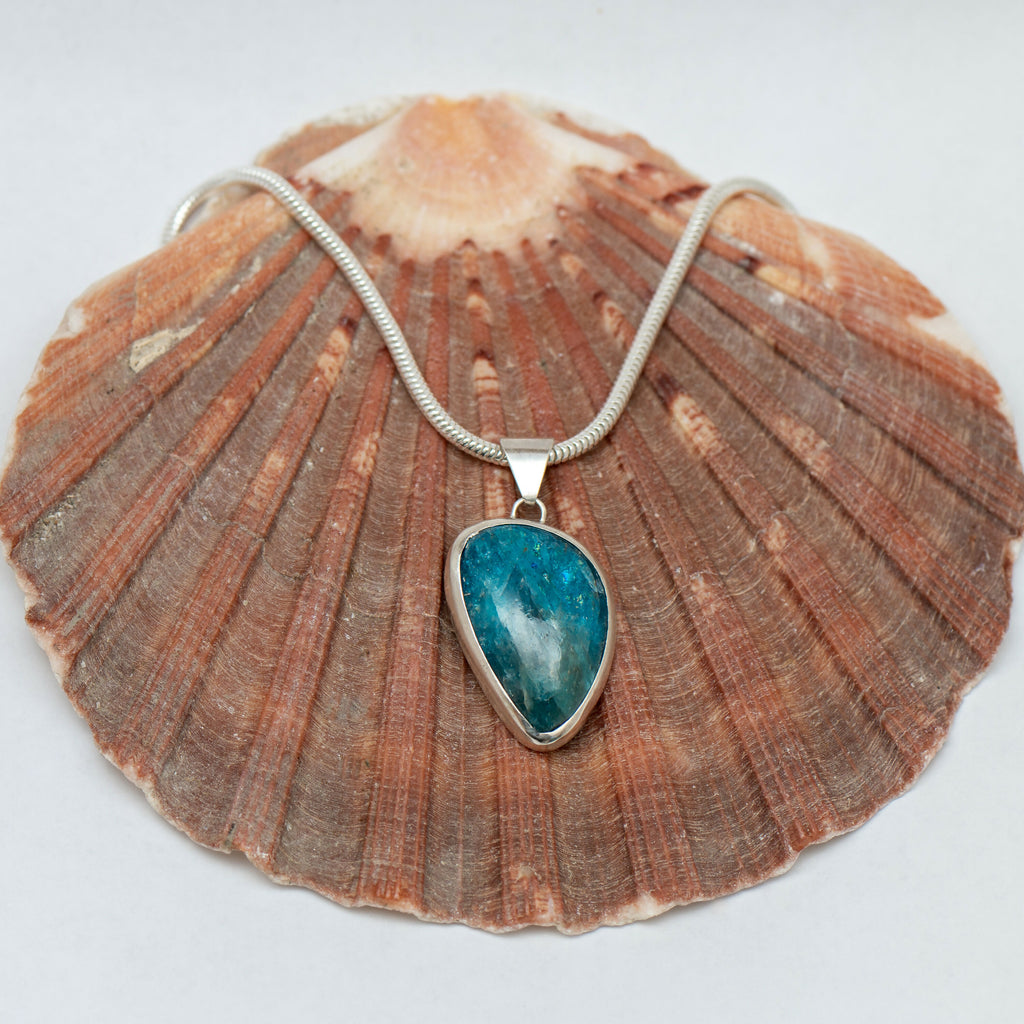 Pendant with apatite