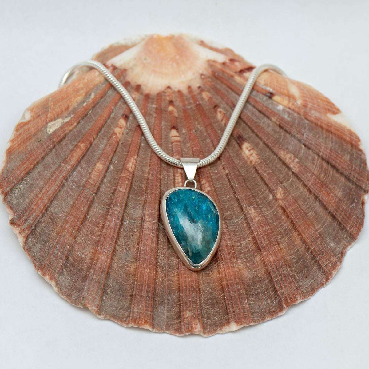 Pendant with apatite